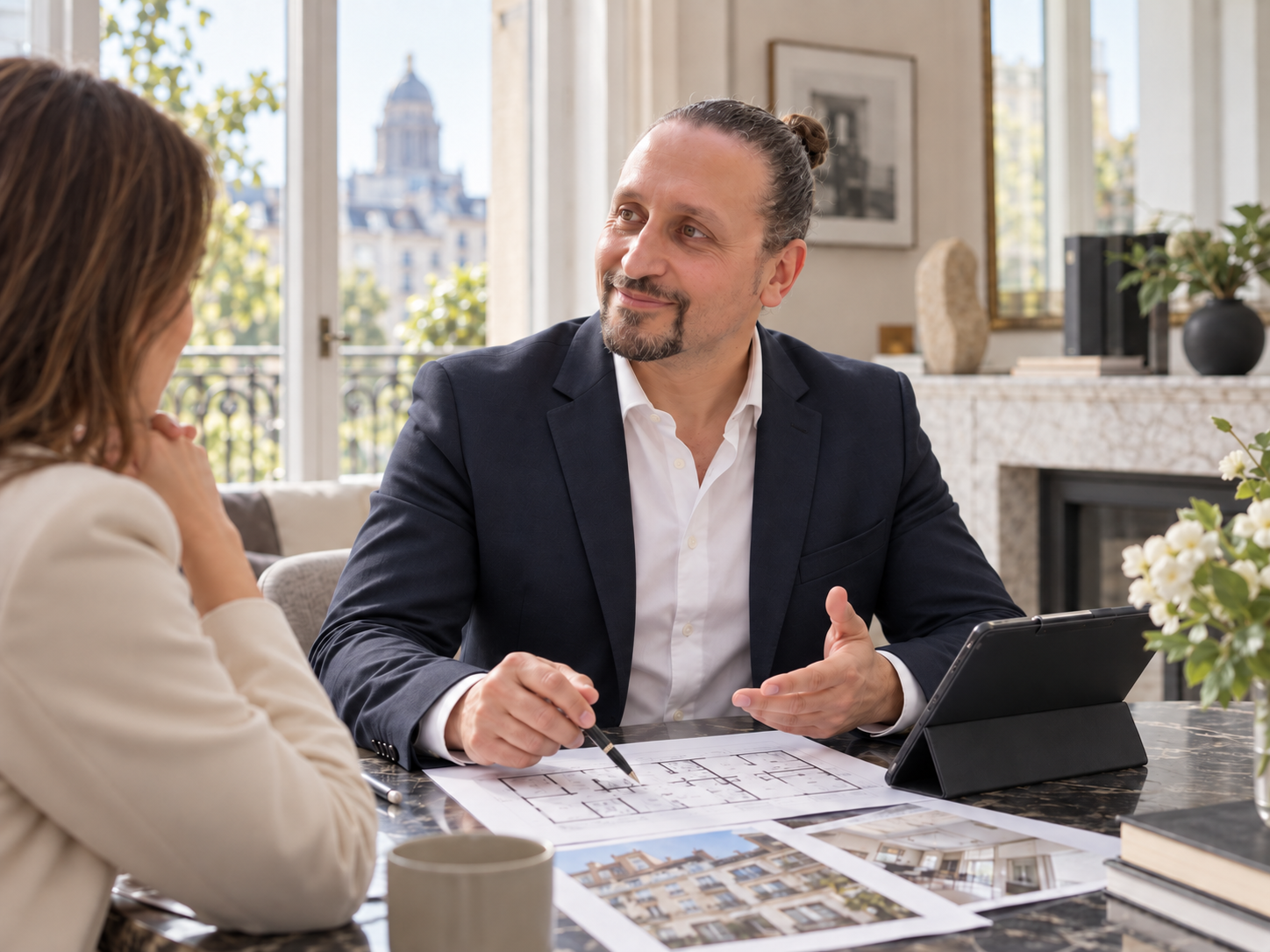 Expert immobilier réalisant une évaluation de valeur vénale